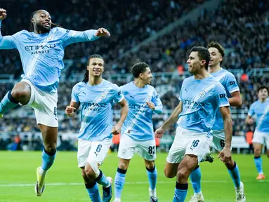 Pemain Manchester City, Antoine Semenyo, melakukan selebrasi setelah mencetak gol ke gawang Newcastle United pada laga leg pertama semifinal Carabao Cup di Stadion St James Park pada Rabu (14/1/2026) dini hari. (AP Photo/Dave Thompson)