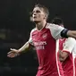 Pemain Arsenal, Martin Odegaard melakukan selebrasi setelah mencetak gol keempat timnya ke gawang PSV Eindhoven pada laga Grup B Liga Champions 2023/2024 di Emirates Stadium, London, Kamis (21/09/2023) dini hari WIB. (AP Photo/Kin Cheung)