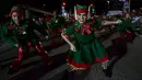 Sejumlah penari beraksi selama parade Natal di Panama City (16/12). Warga Panama tengah mempersiapkan diri menyambut datangnya Natal 2018 yang jatuh pada tanggal 25 Desember. (AFP Photo/Luis Acosta)