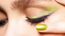 Opsi summer look ala Chanel ini cocok untuk Anda yang berjiwa energik dan penyuka warna mencolok. Padankan dengan tatanan rambut clean dan busana bergaya tropis.  [ Foto dok Chanel ]