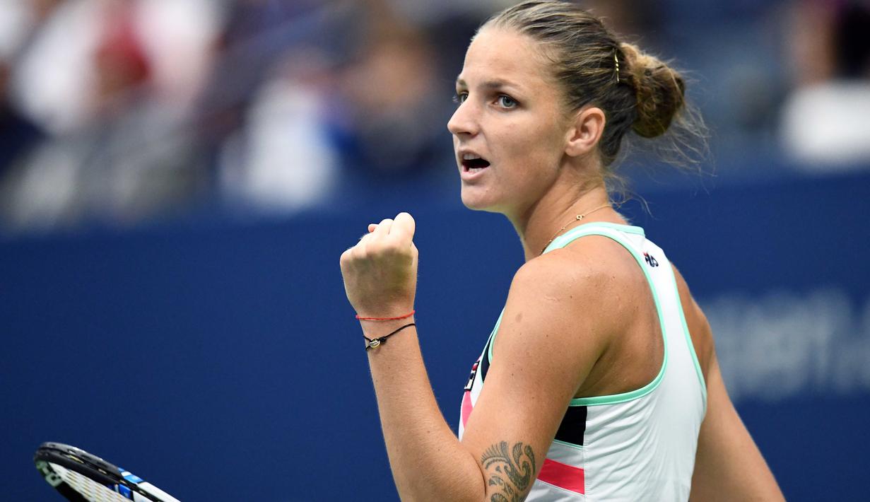 Ekspresi Karolina Pliskova setelah meraih poin saat melawan CoCo Vandeweghe pada laga perempat final tunggal putri AS terbuka 2017 di USTA Billie Jean King National Tennis Center, (6/9/2017). Karolina kalah 6-7, 3-6. (AFP/Jewel Samad)