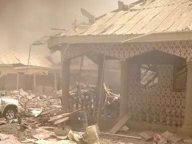  Suasana menunjukkan kerusakan akibat ledakan di kantor polisi di kota Yola , Nigeria 25 Februari 2016. Daerah Afrika ini mengalami berbagai serangan yang diduga terkait gerakan bernama  Boko Haram. (REUTERS / Stringer)