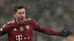 Penyerang Bayern Munchen Robert Lewandowski merayakan gol yang dicetaknya ke gawang Dynamo Kiev pada matchday kelima Grup E Liga Champions di NSC Olympiyskiy, Rabu (24/11/2021). Bayern Munchen menang tipis saat bertamu ke markas Dynamo Kiev dengan skor 2-1. (AP Photo/Efrem Lukatsky)