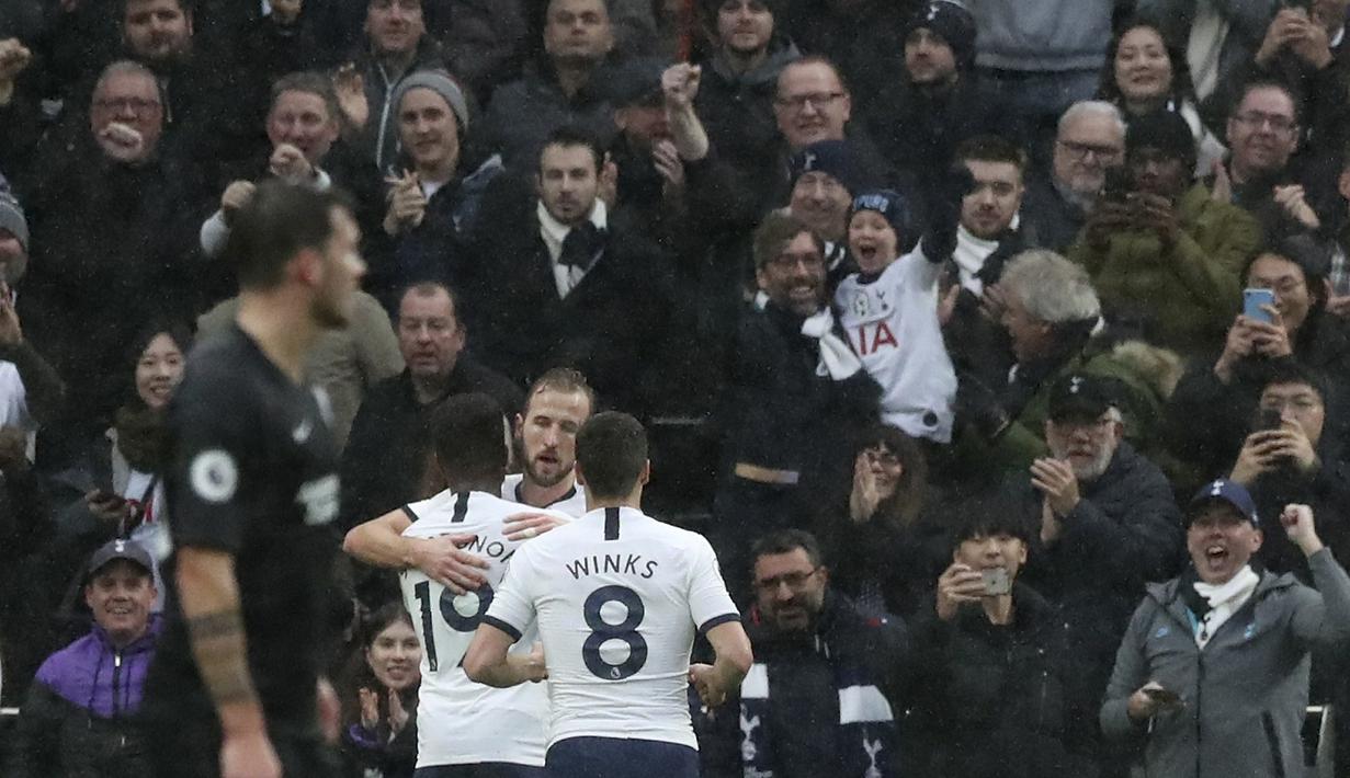Striker Tottenham Hotspur, Harry Kane, melakukan selebrasi usai membobol gawang Brighton & Hove Albion pada laga Premier League 2019 di Stadion Tottenham Hotspur, Kamis (26/12). Tottenham menang 2-1 atas Brighton & Hove Albion. (AP/Petros Karadjias)