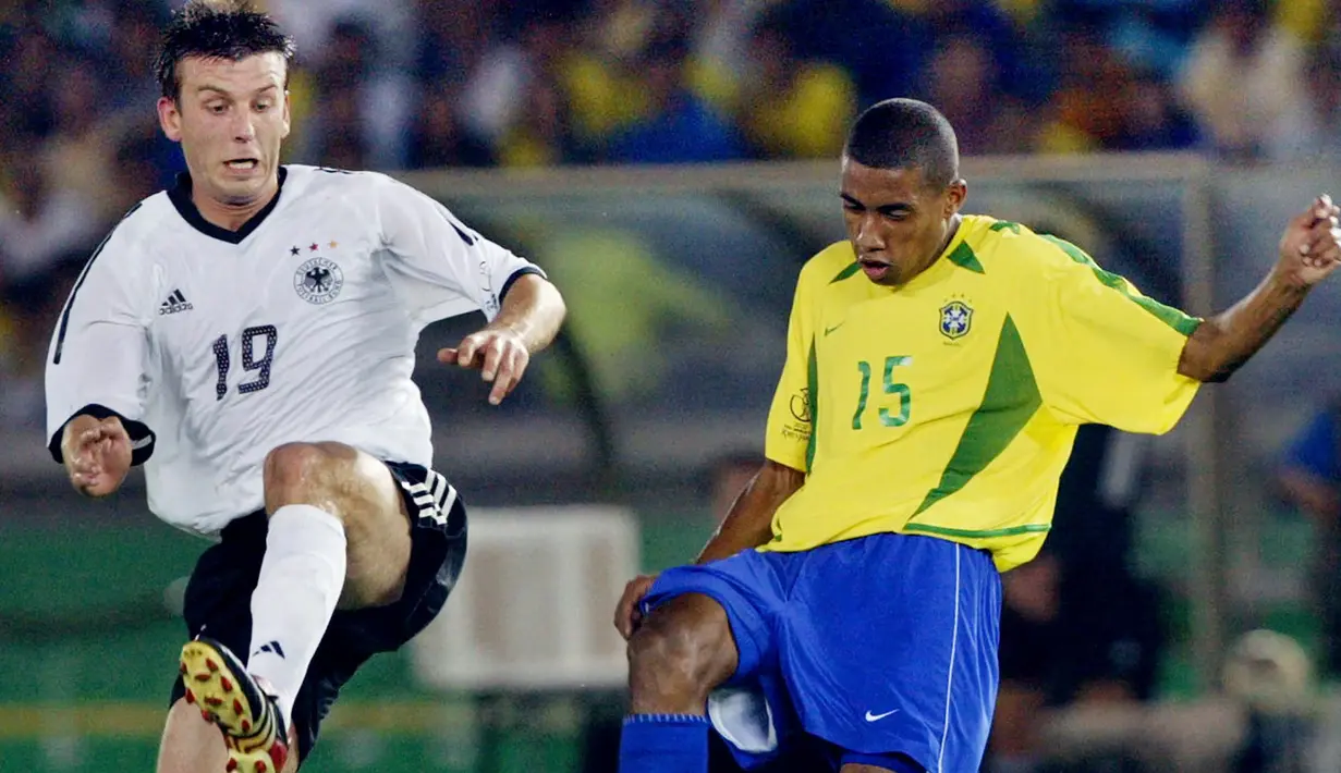 Kleberson. Gelandang berusia 42 tahun ini tampil cemerlang bersama Timnas Brasil di Piala Dunia 2002 Jepang dan Korea. Sukses menjadi juara usai menang 2-0 atas Jerman, ia tampil dalam 5 laga termasuk partai final dengan torehan dua assist. (AFP/Pedro Ugarte)