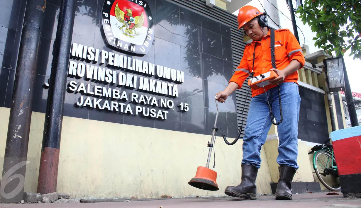 Petugas PLN mendeteksi jaringan listrik untuk memastikan keandalan saluran Kabel Tegangan Menengah (SKTM) 20 kV di KPUD Jakarta, Senin (17/4). Pendeteksian guna mengantisipasi gangguan listrik selama Pilkada DKI putaran kedua. (Liputan6.com/Angga Yuniar)
