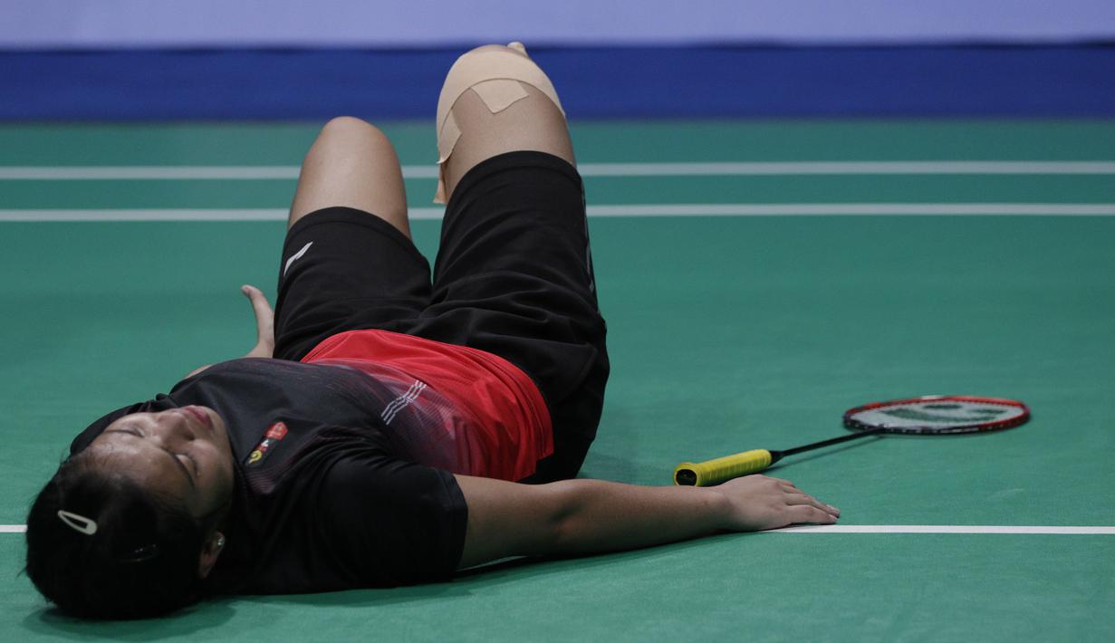 Pebulutangkis Indonesia, Gregoria Mariska, kesakitan saat melawan Ratchanok Intanon pada final beregu putri SEA Games 2019 di Muntinlupa Sports Complex, Manila, Selasa (3/12). Kalah 1-3, Indonesia hanya meraih perak. (Bola.com/M Iqbal Ichsan)