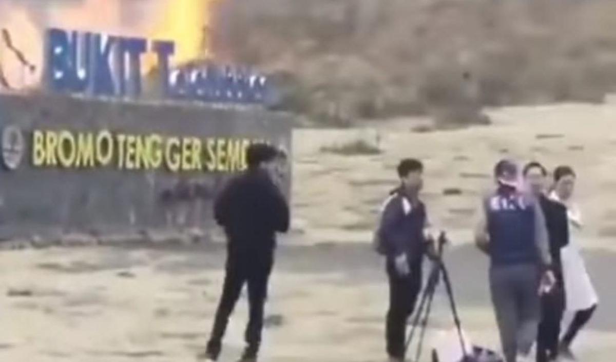 Kebakaran terjadi di wilayah Gunung Bromo, tepatnya di kawasan Bukit Teletubies, Rabu (7/9/2023). Kebakaran diduga terjadi karena ada wisatawan menyalakan flare saat prewedding.<br>
