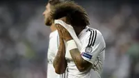 Marcelo tak kuasa menahan airmatanya saat Madrid kalah di Semi Final Liga Champions, Santiago Bernabeu, Spanyol, Kamis (14/5/2015). Madrid kalah oleh Juventus dengan agregat  3-2. (AFP Photo/ Dani Pozo)