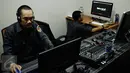 Petugas beroperasi dalam ruang Bawaslu TV pada peluncuran di Gedung Bawaslu Jakarta, Senin (13/2). Bawaslu TV nantinya akan mengupdate informasi terkait Pilkada serentak 2017 serta Pilpres 2019 mendatang. (Liputan6.com/Faizal Fanani)