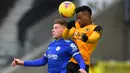 Bek Wolverhampton Wanderers, Nelson Semedo (kanan) berduel udara dengan gelandang Leicester City, Harvey Barnes dalam laga lanjutan Liga Inggris 2020/21 pekan ke-23 di Molineux Stadium, Minggu (7/2/2021). Wolverhampton bermain imbang 0-0 dengan Leicester. (AFP/Justin Tallis/Pool)