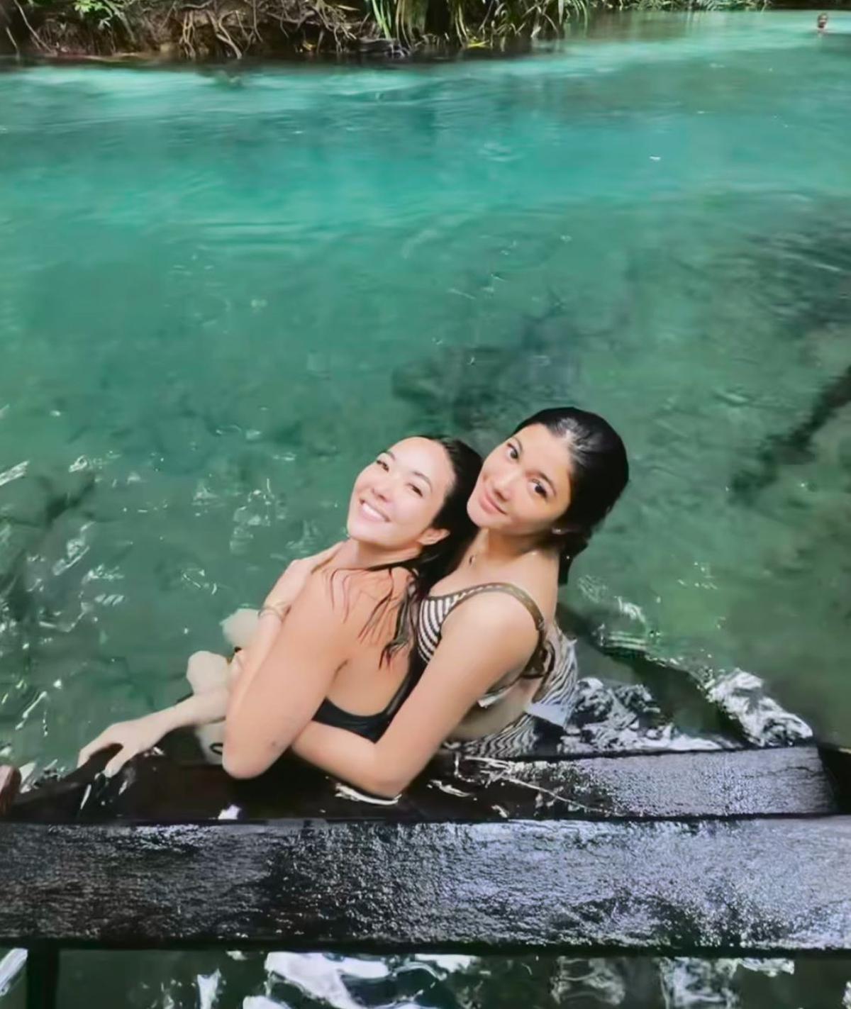 7 Potret Gisel Nikmati Pesona Kali Biru Papua, Dapat Kejutan Tak Terduga di Tengah Perjalanan