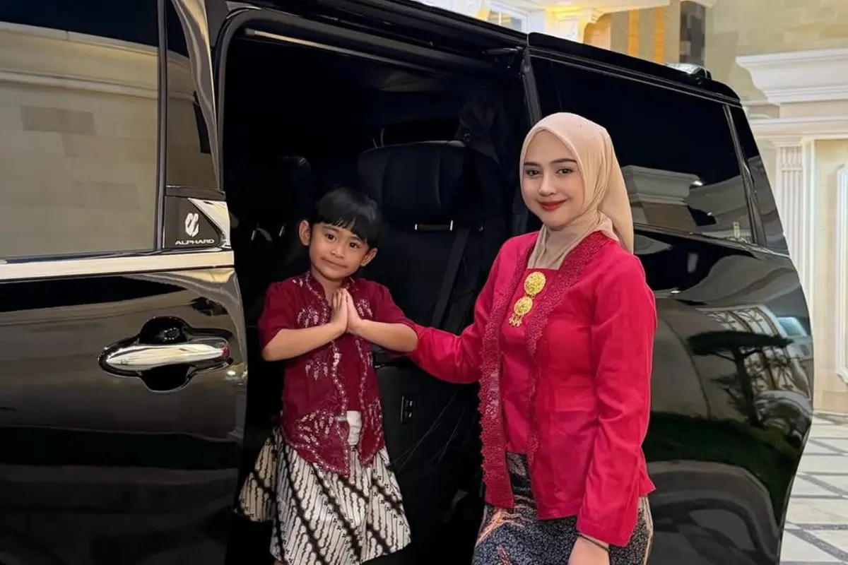 Ria Ricis dan Moana pakai kebaya pink (@riaricis1795)
