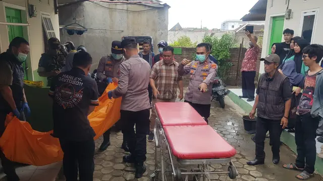 Polisi mengevakuasi penemuan jasad pria sudah dalam kondisi membusuk di sebuah kamar indekos di Bandar Lampung. (Liputan6.com/Istimewa).