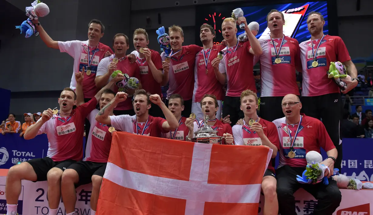 Para pemain Denmark berpose usai menjuarai Piala Thomas, China, Minggu (22/5). Tercatat delapan kali mereka tampil di final dan pada 2016 ini Piala Thomas benar-benar mereka peroleh. (AFP Photo/Johannes Eisele)
