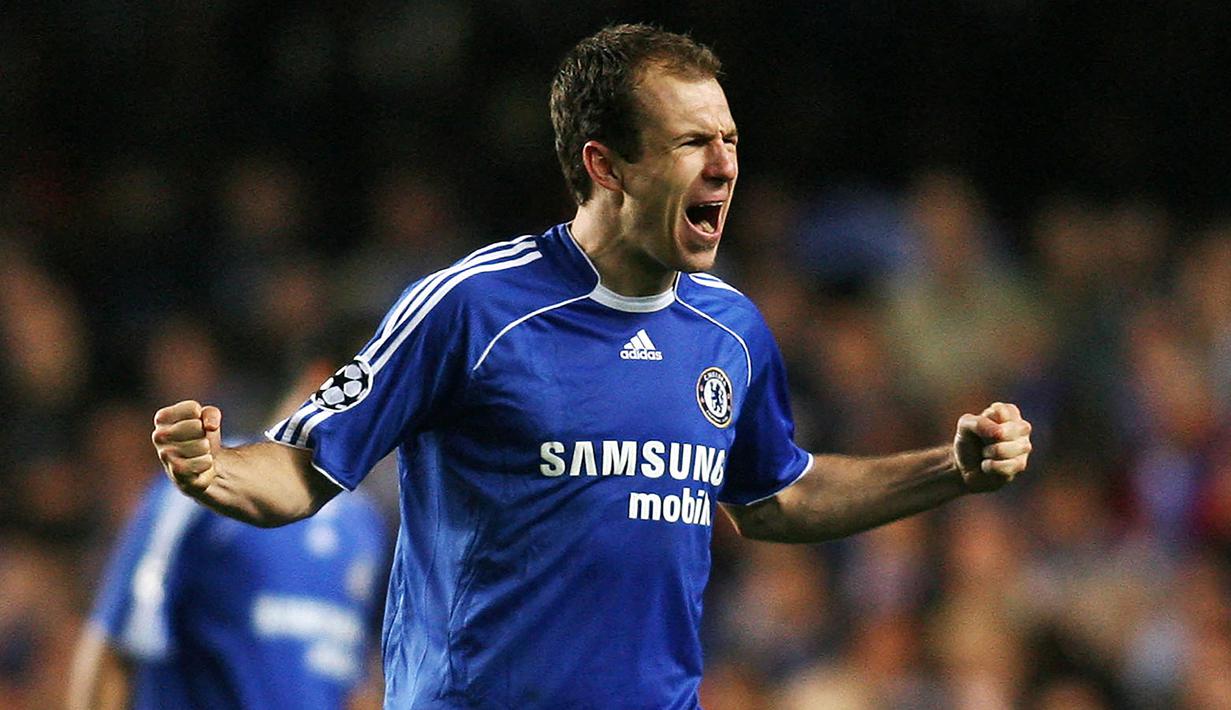 Selebrasi gelandang Chelsea, Arjen Robben setelah mencetak gol ke gawang FC Porto pada laga leg kedua babak 16 besar Liga Champions 2006/2007 di Stamford Bridge, London (6/3/2007). Arjen Robben dijual Chelsea ke Real Madrid pada awal musim 2007/2008 senilai 35 juta euro atau kini setara Rp575 miliar setelah membela Chelsea sejak awal musim 2004/2005 usai didatangkan dari PSV Eindhoven. (AFP/Chris Young)