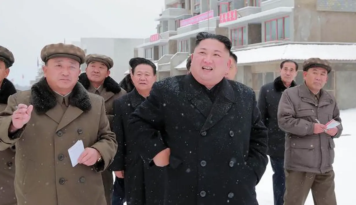 Pemimpin Korea Utara Kim Jong-Un saat mengunjungi Samjiyon County di Provinsi Ryanggang yang berbatasan dengan China (30/10). (Photo by KCNA VIA KNS / KCNA VIA KNS / AFP)