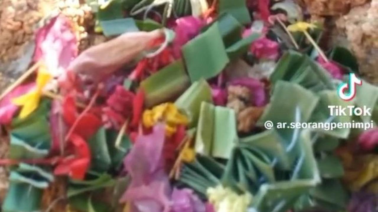 Anak perempuan yang tampak ditemani oleh kakeknya ini pun tak bisa menahan kesedihannya lagi dan tampak menangis.