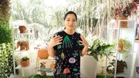 Titi Kamal membagikan tips merawat tanaman hias agar tumbuh subur (Dok. YouTube/ Titi & Tian)
