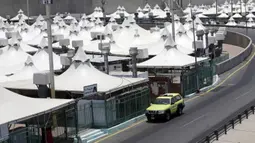 Sebuah kendaraan polisi berpatroli di tenda-tenda untuk jemaah haji jelang pelaksanaan ibadah haji di Mina, Arab Saudi, Senin (12/7/2021). Hanya orang-orang yang divaksinasi virus corona COVID-19 di Arab Saudi yang dapat berpartisipasi dalam pelaksanaan ibadah haji. (AP Photo/Amr Nabil)