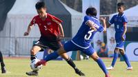 Pemain Thailand S. Sedthawut (kiri) berebut bola dengan pemain Cambodia Tam Sophy (tengah) dalam CP Football ASEAN Paragames 2022 di Stadion UNS, Solo, Minggu (31/7). Thailand menang 9-0. (INASPOC/Yoma Times Suryadi)