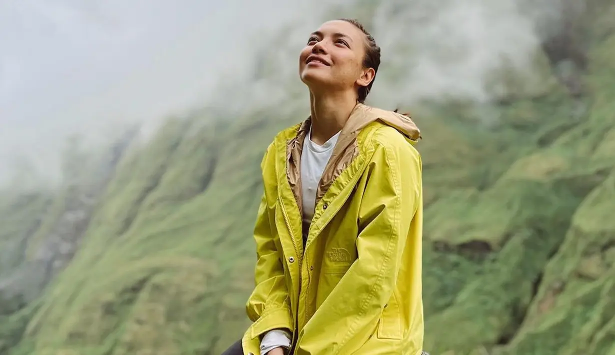 Keinginannya untuk mendaki Gunung Rinjani akhirnya terwujud. Dengan perjuangannya melewati alur jalan yang tak mudah, akhirnya aktris kelahiran Denpasar ini berhasil hingga dapat berada di puncak. (Liputan6.com/IG/@angelagilsha)