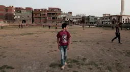 Anak-anak bermain bola di pusat olahraga dan pemuda di Desa Nil Delta Nagrig, Mesir, Rabu (2/5). Kesuksesan Mohamed Salah bermain di Eropa membuat sejumlah orangtua mengirim anak mereka ke akademi sepak bola. (AP Photo/Nariman El-Mofty)