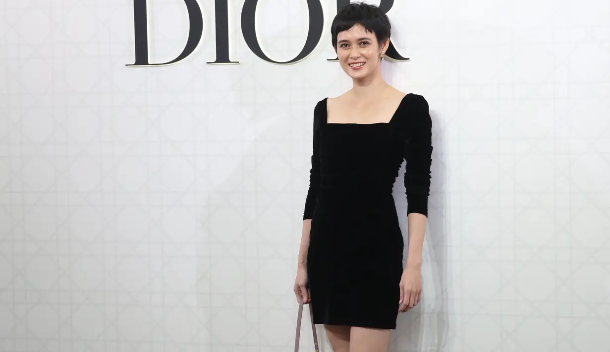 Maria Renata tampil anggun effortless dengan H-line mini dress dan flat shoes hitam. Dipadu dengan Dior Bobby East-West Bag seharga Rp60jutaan