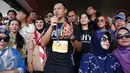 Calon Gubernur DKI Jakarta Agus Harimurti Yudhoyono menyapa warga Jakarta usai mengikuti lomba lari di Car Free Day (CFD), Senayan, Minggu (2/10). (Liputan6.com/Johan Tallo)