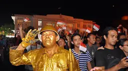 Salah satu gaya dari manusia patung di kawasan Kota Tua, Jakarta, Sabtu (16/8/14). (Liputan6.com/Miftahul Hayat)