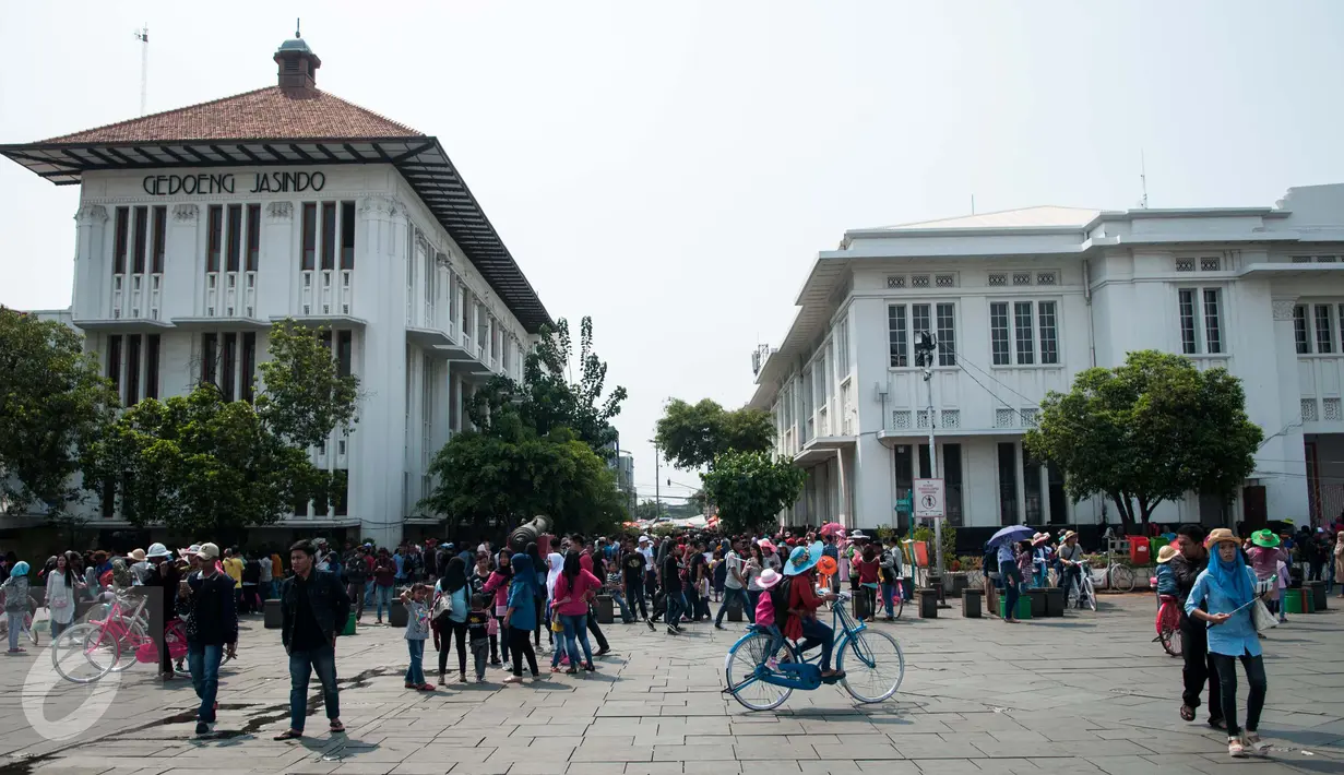 Suasana di kawasan Kota Tua, Jakarta, Senin (5/1). Kota Tua masih menjadi tempat pilihan untuk warga Jakarta dan sekitarnya mengisi waktu libur. (Liputan6.com/Gempur M Surya)