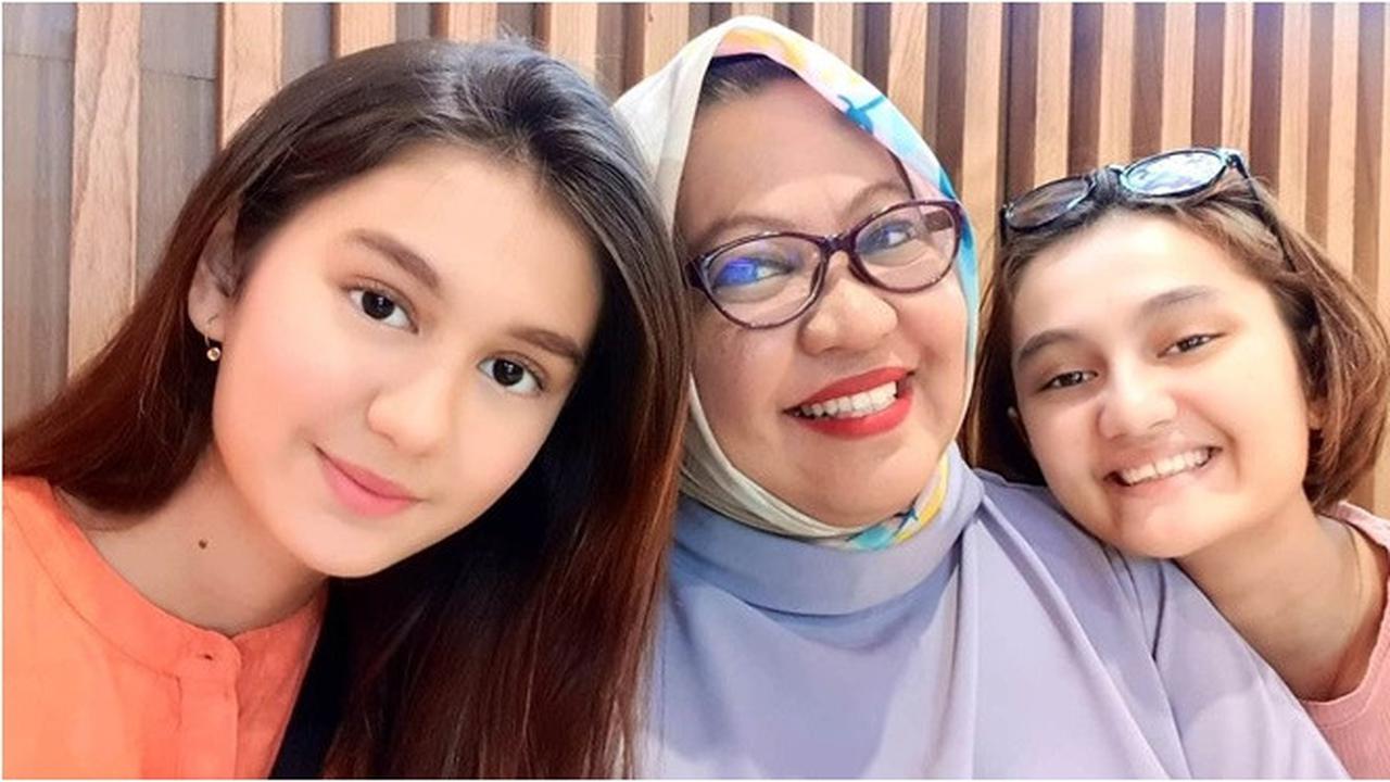 Jarang Terekspos, Ini 6 Potret Kebersamaan Zoe Jackson dan Ibunda