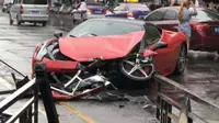 (Foto: Shanghaiist) Ferrari 458 disewa oleh seorang wanita dengan harga Rp 9,7 juta selama sehari, alih-alih mampu membawa mobil, Ia justru menghancurkannya.