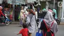 Pejalan kaki menyeberangi jalan di depan Stasiun Lenteng Agung, Jakarta, Senin (4/11/2019). Meski telah tersedia JPO, sebagian pejalan kaki lebih memilih untuk menyeberang sembarangan sehingga mengganggu arus lalu lintas serta berpotensi menimbulkan kecelakaan. (Liputan6.com/Immanuel Antonius)