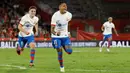 Barcelona harus menunggu cukup lama untuk gol balasan. Tendangan kaki kiri Raphinha gagal diantisipasi kiper Mallorca di menit ke-41 sehingga membuat skor jadi 1-1. (AP Photo/Francisco Ubilla)