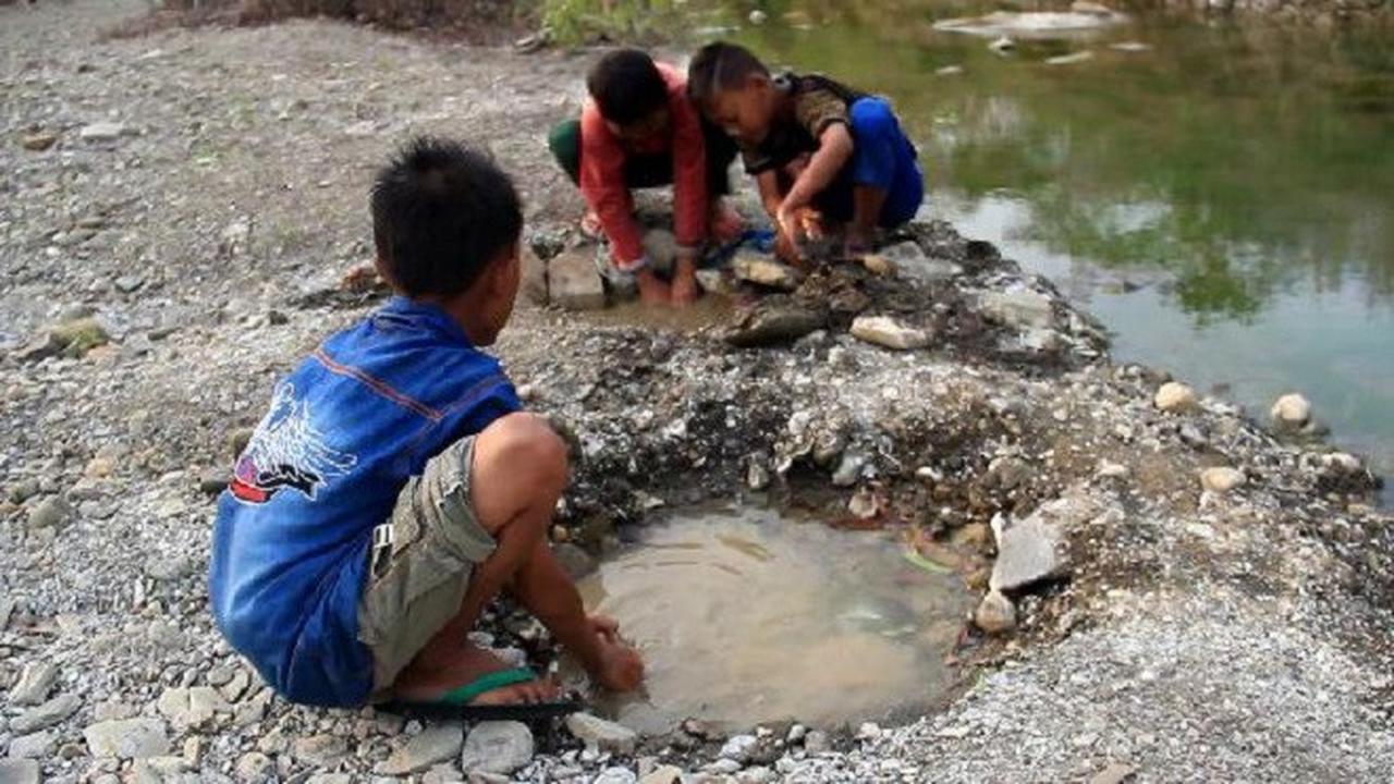 Tak Ada Air Bersih di Brebes, Air Comberan Pun Jadi 
