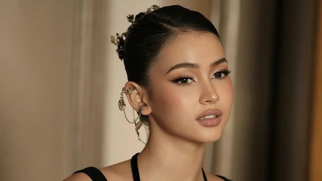 Soft Glam ala Sandrinna Michelle di Premiere Film “Rego Nyowo”: Perpaduan Nude Makeup dan Elegansi Futuristik