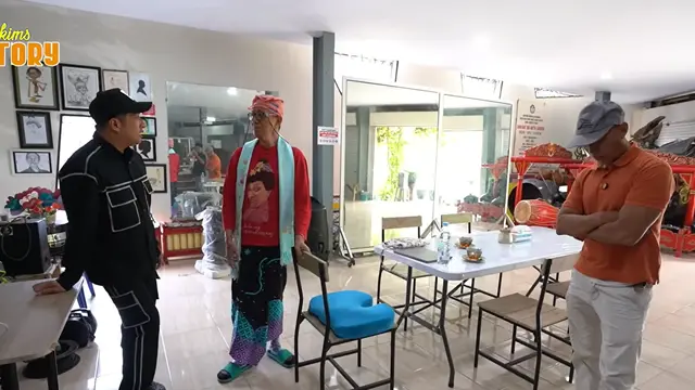 Ruang Tamu dengan Gamelan di Rumah Didik Nini Thowok