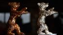 Trofi Berlinale Bear emas dan perak untuk Festival Film Internasional Berlin ke-72 yang akan datang di pengecoran Noack di Berlin, pada 25 Januari 2022. Pabrik pengecoran Noack secara tradisional mempersiapkan semua trofi untuk Festival Film Internasional. (Hannibal Hanschke/POOL/AFP)