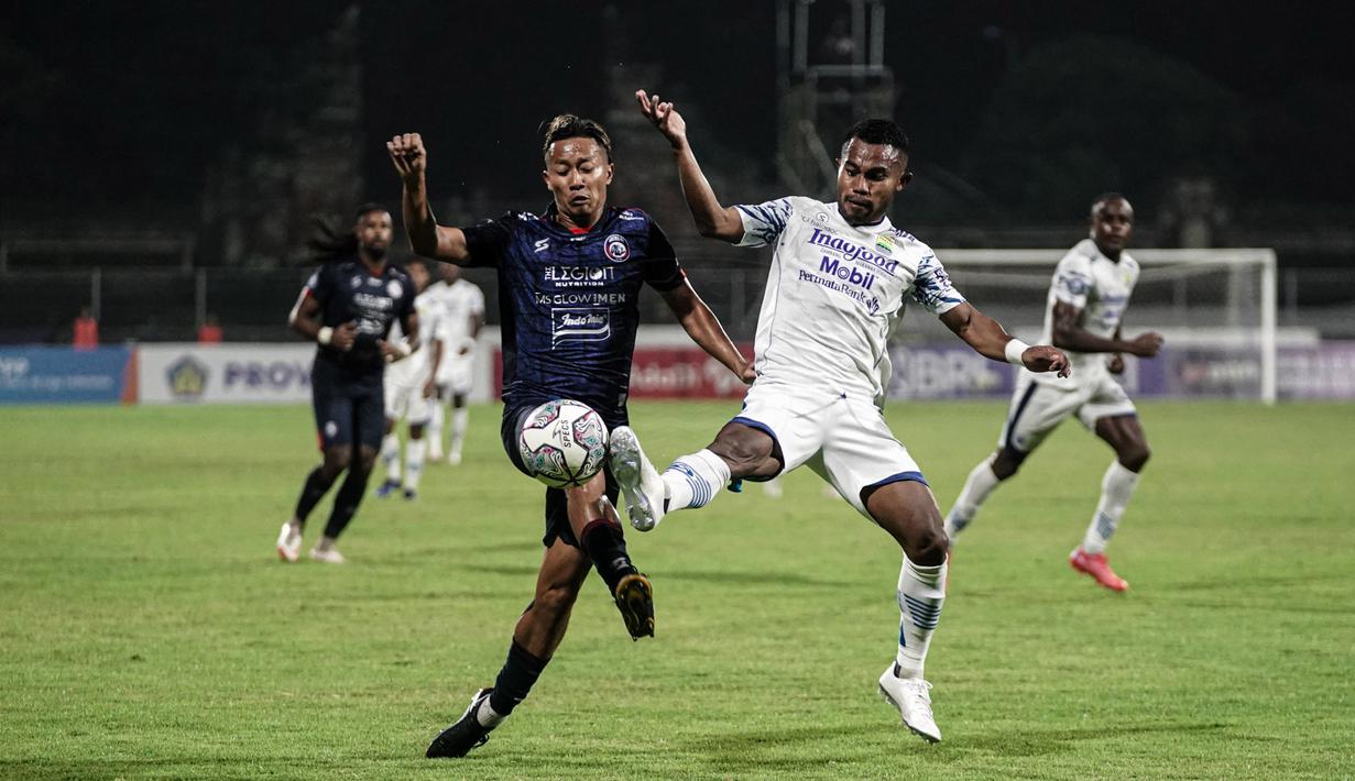 Kedua tim sama-sama tampil ngotot demi meraih hasil maksimal. Meski intensitas kedua kesebelasan dalam memberikan tekanan tinggi, tidak ada gol yang tercipta pada babak pertama. (Dok. Persib)