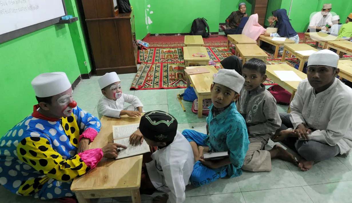 Iqro, tajwid, tauhid, fiqih, dan ilmu agama lainnya menjadi materi ajar yang sehari-hari Yahya sampaikan kepada anak didiknya. Yahya terus  membina anak-anak agar menjadi generasi yang baik dan berbudi pekerti luhur. (merdeka.com/Arie Basuki)