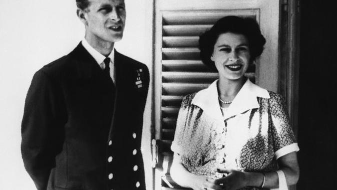 Gaya Ratu Elizabeth saat mengunjungi Pangeran Philip (Sumber: Insider)