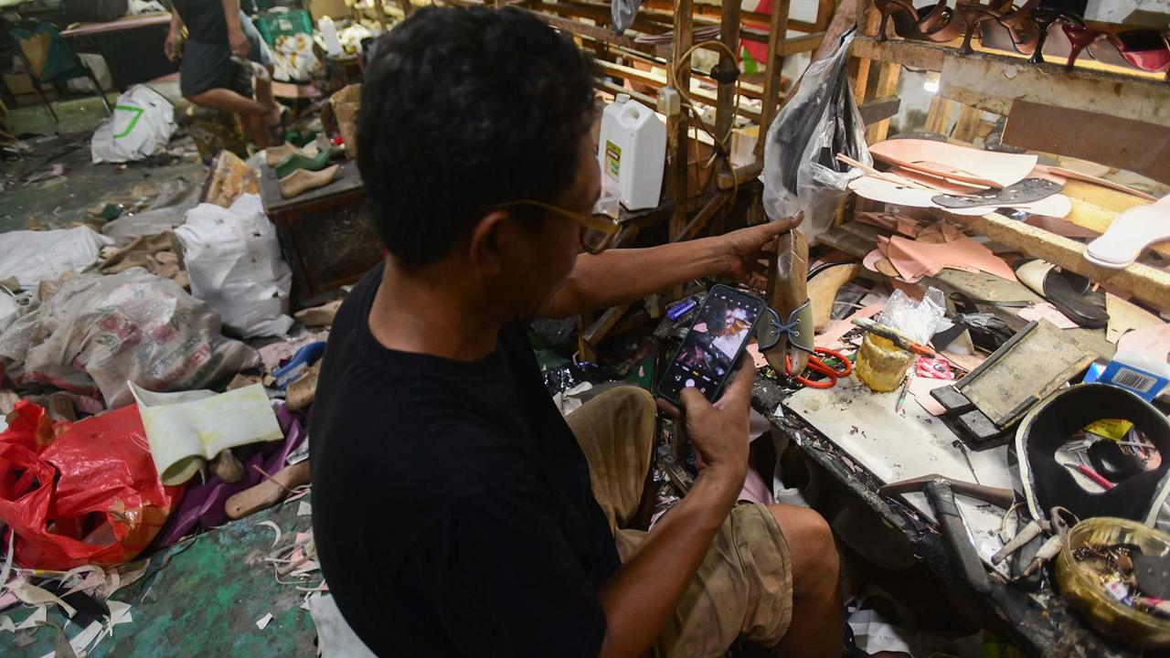 FOTO: Permintaan Lesu, Industri Rumahan Sepatu Terpukul, Omzet Anjlok 70 Persen