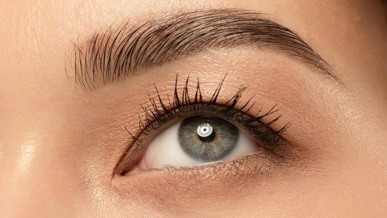 4. Merawat Kesehatan Rambut dan Menebalkan Alis