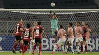 Kiper Persik Kediri, Dikri Yusron Afafa menghalau bola dalam laga pembukaan BRI Liga 1 2021/2022 antara Bali United melawan Persik Kediri di Stadion Utama Gelora Bung Karno, Jumat (27/8/2021). (Foto: Bola.com/Ikhwan Yanuar)