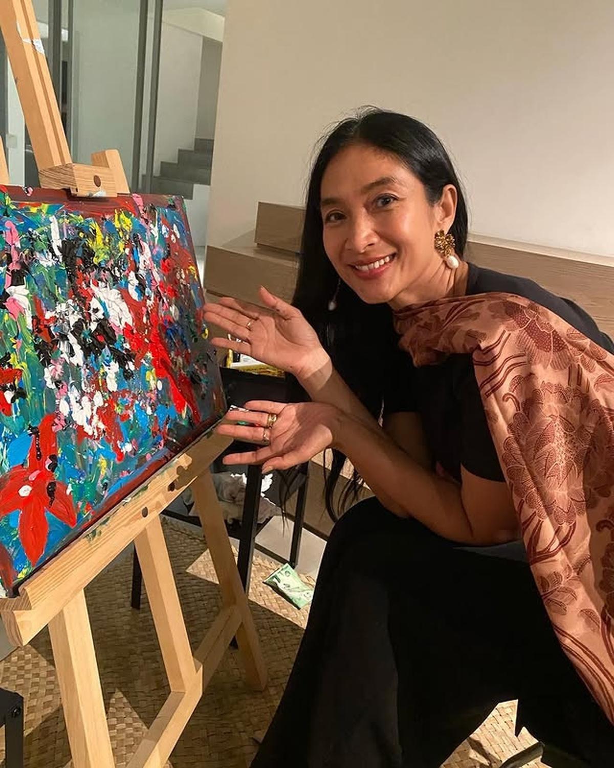 Potret Happy Salma Lulus S-1 Filsafat Hindu di Usia 45 Tahun, Tampil Cantik Kala Yudisium di Bali