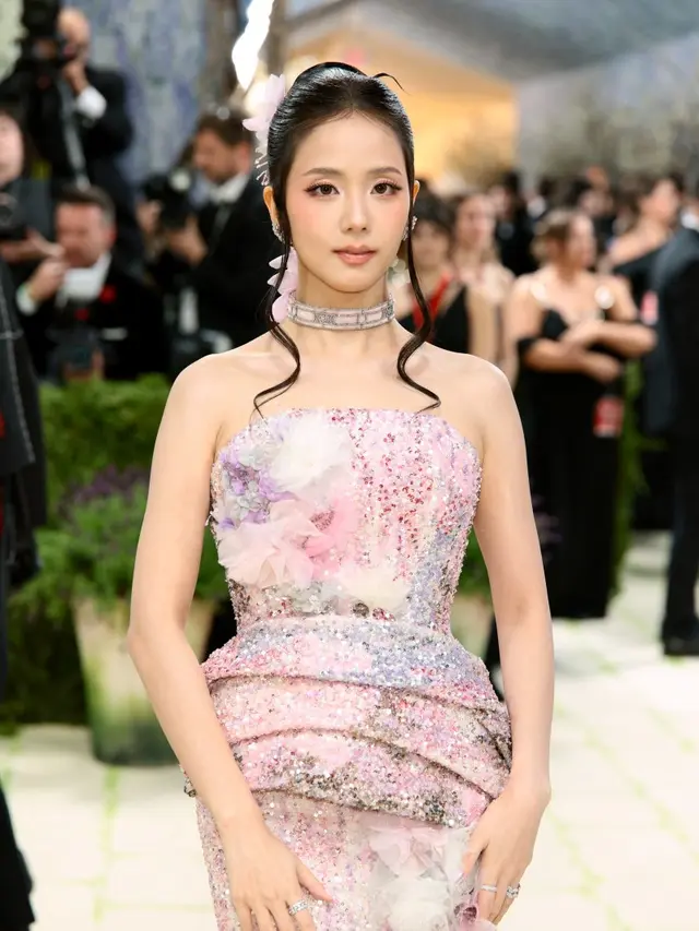 Jisoo Blackpink hadir di Met Gala 2026. Photo by JULIAN HAMILTON / GETTY IMAGES NORTH AMERICA / GETTY IMAGES VIA AFP