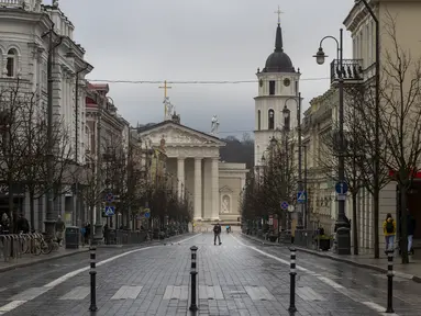 Pemandangan jalan Gediminas yang kosong di Vilnius, Lithuania (7/11/2020). Seluruh wilayah telah dikunci selama tiga minggu secara nasional dari 7 November hingga 29 November, yang memberlakukan pembatasan pada kehidupan sosial dan kegiatan ekonomi.  (AP Photo/Mindaugas Kulbis)
