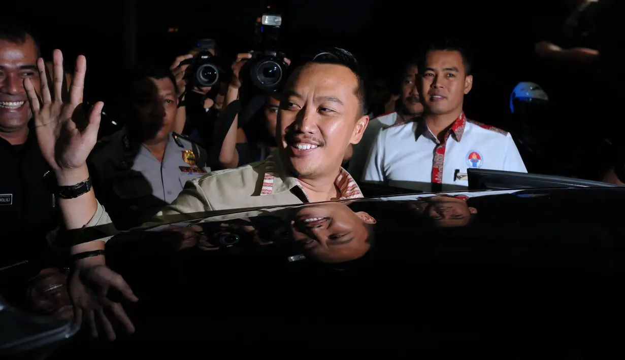 Menpora Imam Nahrawi melambaikan tangan usai melakukan pertemuan dengan 18 klub PSSI dan PT Liga Indonesia di Kantor Kemenpora, Jakarta, (27/4/2015). Pertemuan berlangsung tertutup dan tanpa keputusan. (Liputan6.com/Helmi Fithriansyah)