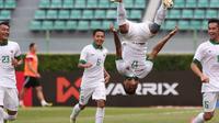 Dua pemain Timnas Indonesia U-22, Gavin Kwan Adsit dan Saddil Ramdani, menunjukkan penampilan mengesankan saat menang 7-0 atas Mongolia. (Bola.com/Vitalis Yogi Trisna). (Bola.com/AFC)